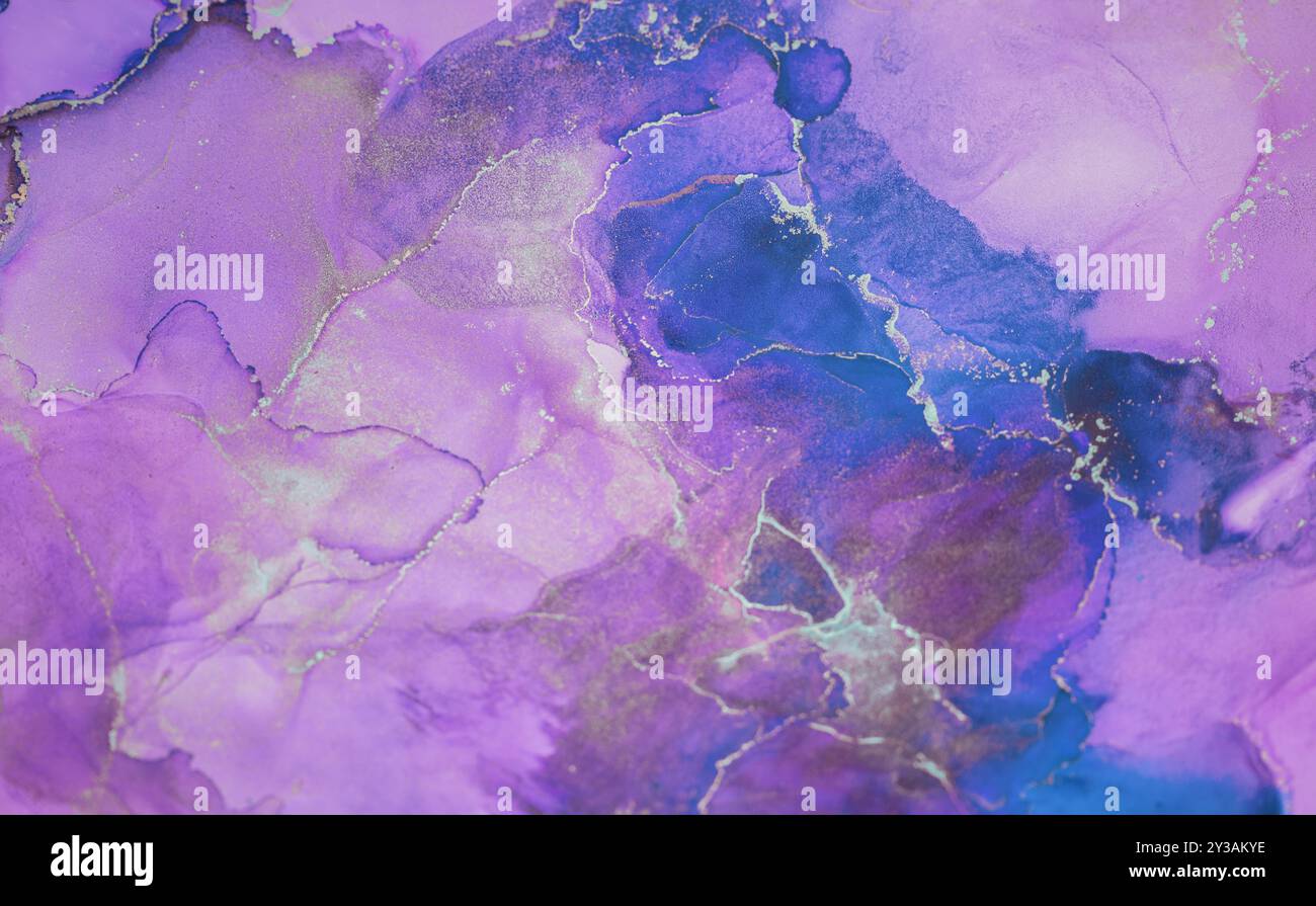 De magnifiques œuvres d'art abstraites aux teintes violettes et bleues tourbillonnantes avec des accents dorés délicats, créant une expérience visuelle fascinante Banque D'Images