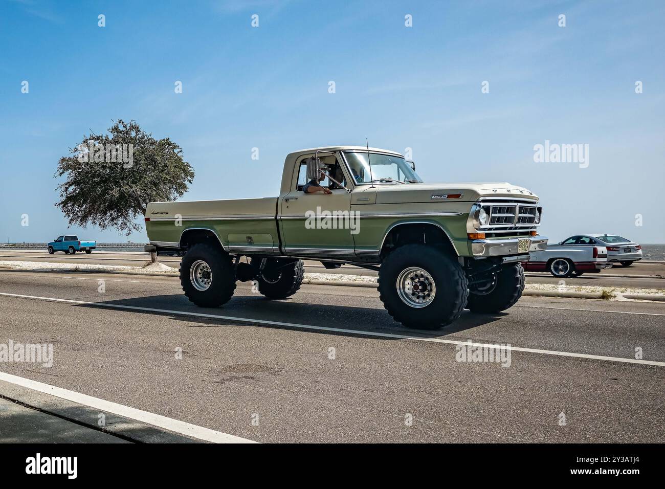 Gulfport, MS - 04 octobre 2023 : vue d'angle avant grand angle d'une camionnette Ford F250 Sport Custom 1972 lors d'un salon automobile local. Banque D'Images
