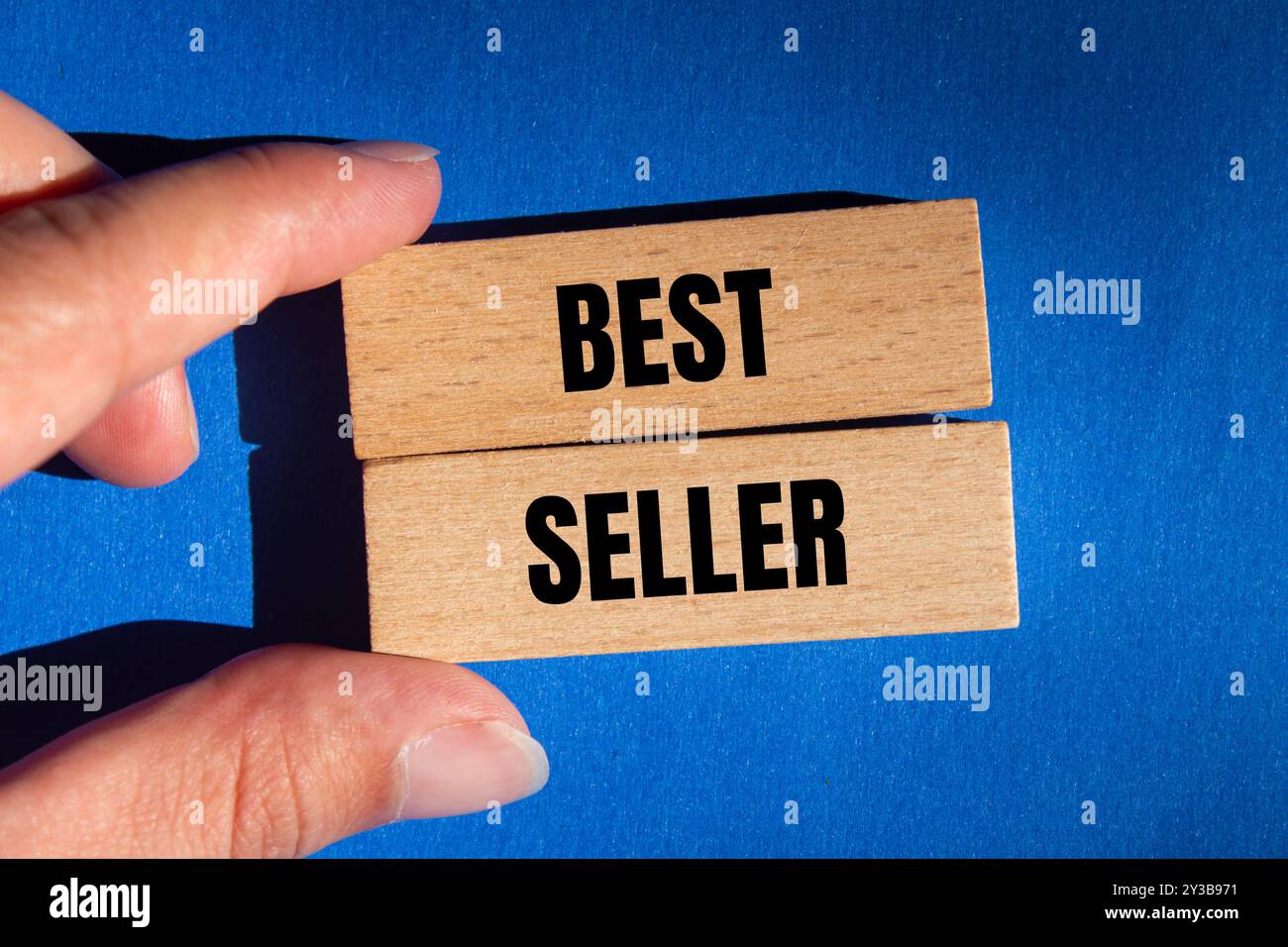 Message de BEST seller écrit sur des blocs de bois sur fond bleu. Symbole conceptuel de BEST-seller. Copier l'espace. Banque D'Images