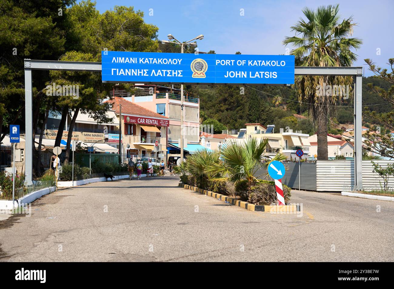 Katakolon, Grèce - 30 août 2024 : le port de Katakolon, Grèce, est une escale populaire pour les touristes avec des magasins et des services tels que la location de voitures *** Der Hafen von Katakolon, Griechenland, ist ein Beliebter Anlaufpunkt für Touristen mit Geschäften und Dienstleistungen wie Autovermietungen Banque D'Images