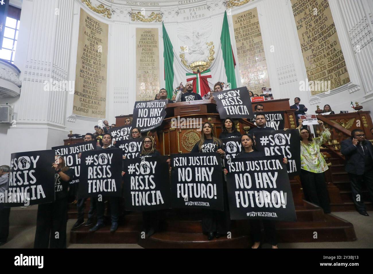 Des législateurs de l'opposition tenant des pancartes pour protester contre l'approbation de la réforme judiciaire pendant la session législative du Congrès mexicain. Le 12 septembre 2024 à Mexico, Mexique. (Photo de Ian Robles/ crédit : Eyepix Group/Alamy Live News Banque D'Images