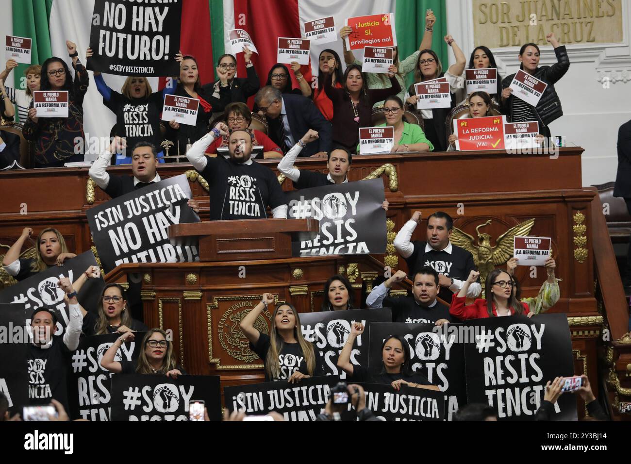 Des législateurs de l'opposition tenant des pancartes pour protester contre l'approbation de la réforme judiciaire pendant la session législative du Congrès mexicain. Le 12 septembre 2024 à Mexico, Mexique. (Photo de Ian Robles/ crédit : Eyepix Group/Alamy Live News Banque D'Images