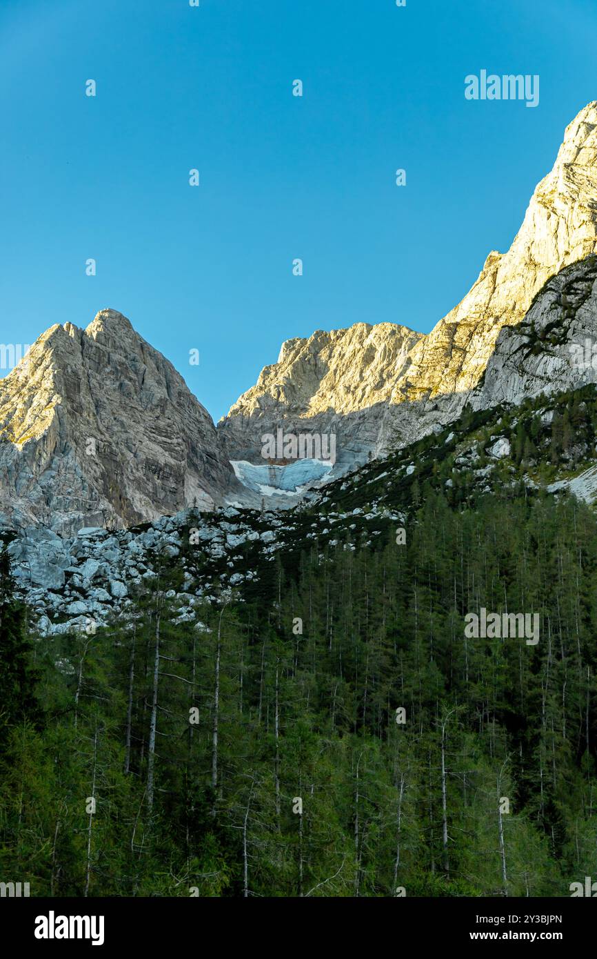 Une merveilleuse randonnée de fin d'été à travers le paysage alpin de Berchtesgaden jusqu'au glacier Blue Ice - Berchtesgaden - Bavière - Allemagne Banque D'Images