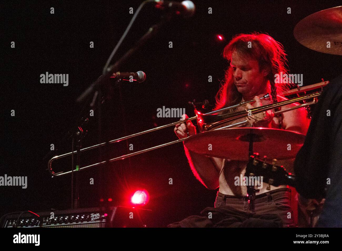 SWANS, CONCERT, GREEN MAN FESTIVAL 2013 : Thor Harris trompette du groupe de rock expérimental Swans jouant en direct sur la Far Out Stage au Green Man Festival 2013 à Glanusk Park, Brecon, pays de Galles, août 2013. Photo : Rob Watkins. INFO : Swans est un influent groupe de rock expérimental américain connu pour son son intense, souvent brutal, mêlant post-punk, industriel et noise rock. Dirigée par Michael Gira, leur musique explore les thèmes du pouvoir, de la spiritualité et de la transformation à travers des paysages sonores répétitifs et immersifs. Banque D'Images