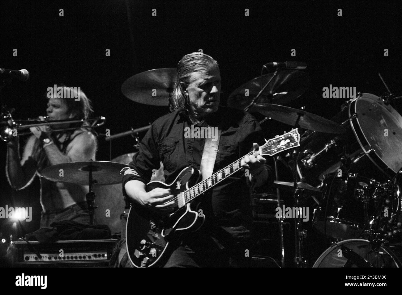 SWANS, CONCERT, GREEN MAN FESTIVAL 2013 : Michael Gira du groupe de rock expérimental Swans jouant en direct sur le Far Out Stage au Green Man Festival 2013 à Glanusk Park, Brecon, pays de Galles, août 2013. Photo : Rob Watkins. INFO : Swans est un influent groupe de rock expérimental américain connu pour son son intense, souvent brutal, mêlant post-punk, industriel et noise rock. Dirigée par Michael Gira, leur musique explore les thèmes du pouvoir, de la spiritualité et de la transformation à travers des paysages sonores répétitifs et immersifs. Banque D'Images