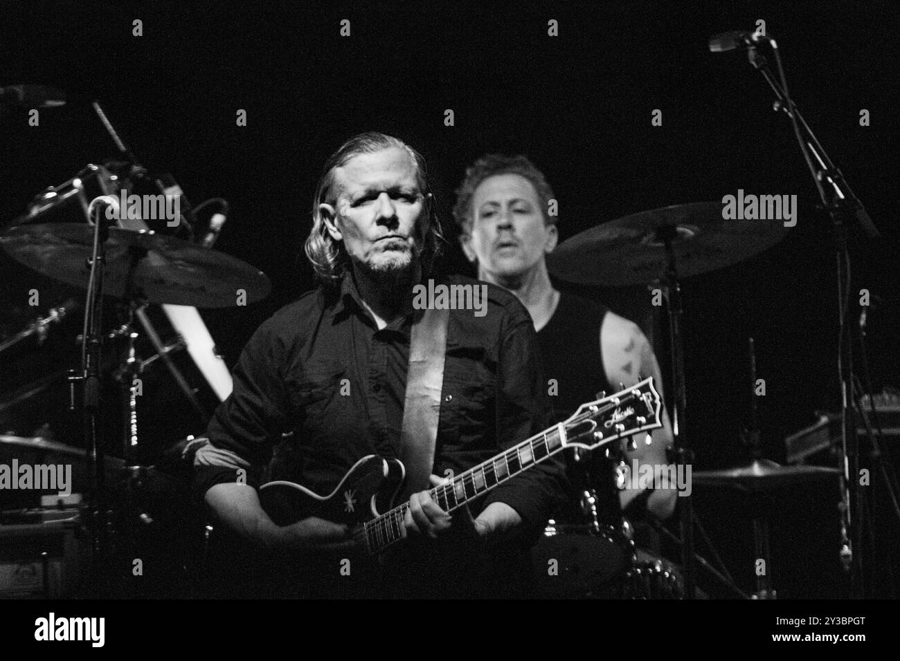 SWANS, CONCERT, GREEN MAN FESTIVAL 2013 : Michael Gira à la guitare et Phil Puleo batteur du groupe de rock expérimental Swans jouant en direct sur le Far Out Stage au Green Man Festival 2013 à Glanusk Park, Brecon, pays de Galles, août 2013. Photo : Rob Watkins. INFO : Swans est un influent groupe de rock expérimental américain connu pour son son intense, souvent brutal, mêlant post-punk, industriel et noise rock. Dirigée par Michael Gira, leur musique explore les thèmes du pouvoir, de la spiritualité et de la transformation à travers des paysages sonores répétitifs et immersifs. Banque D'Images