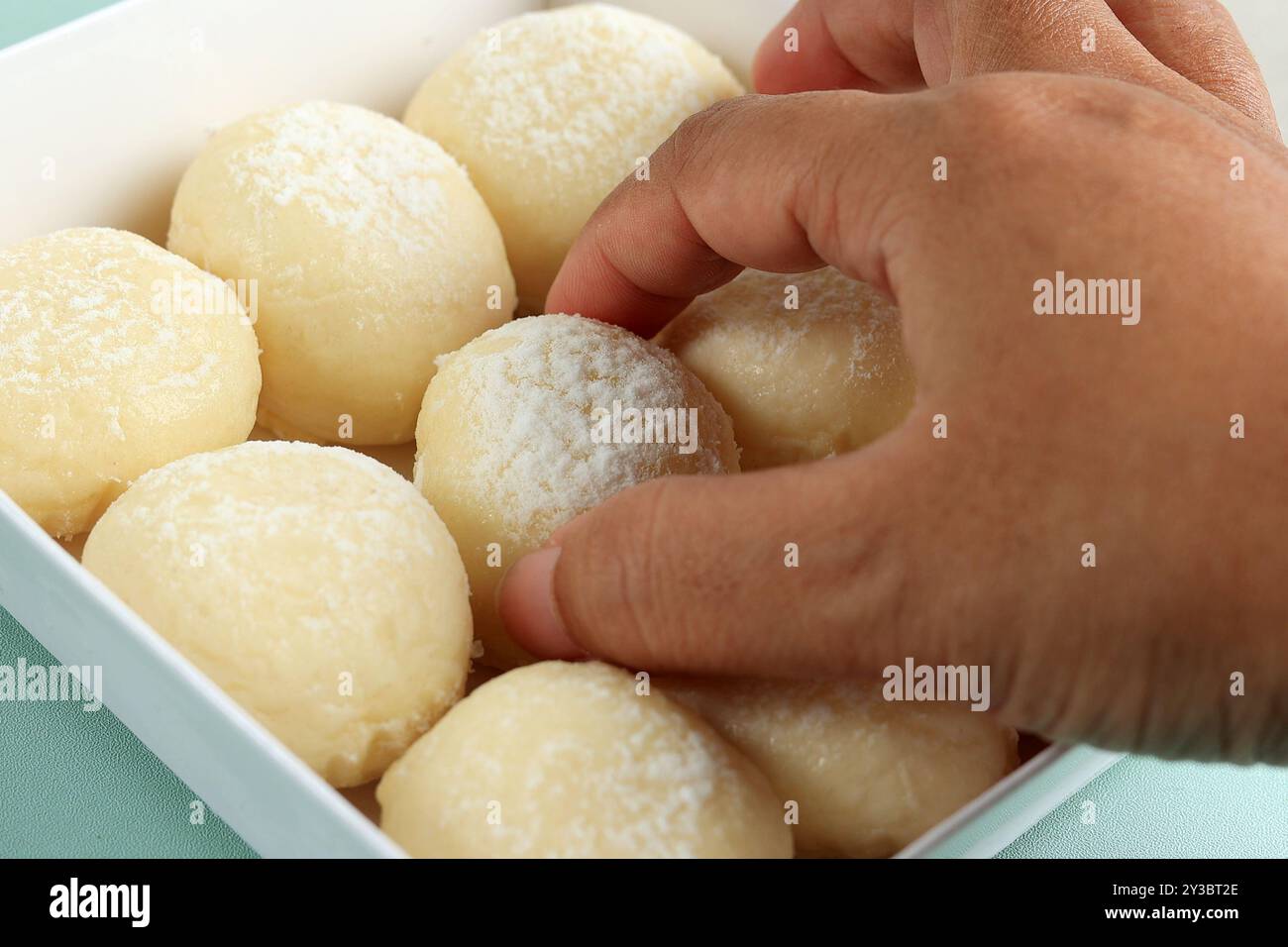 La main de la femme sort le pain Milk Bun Banque D'Images