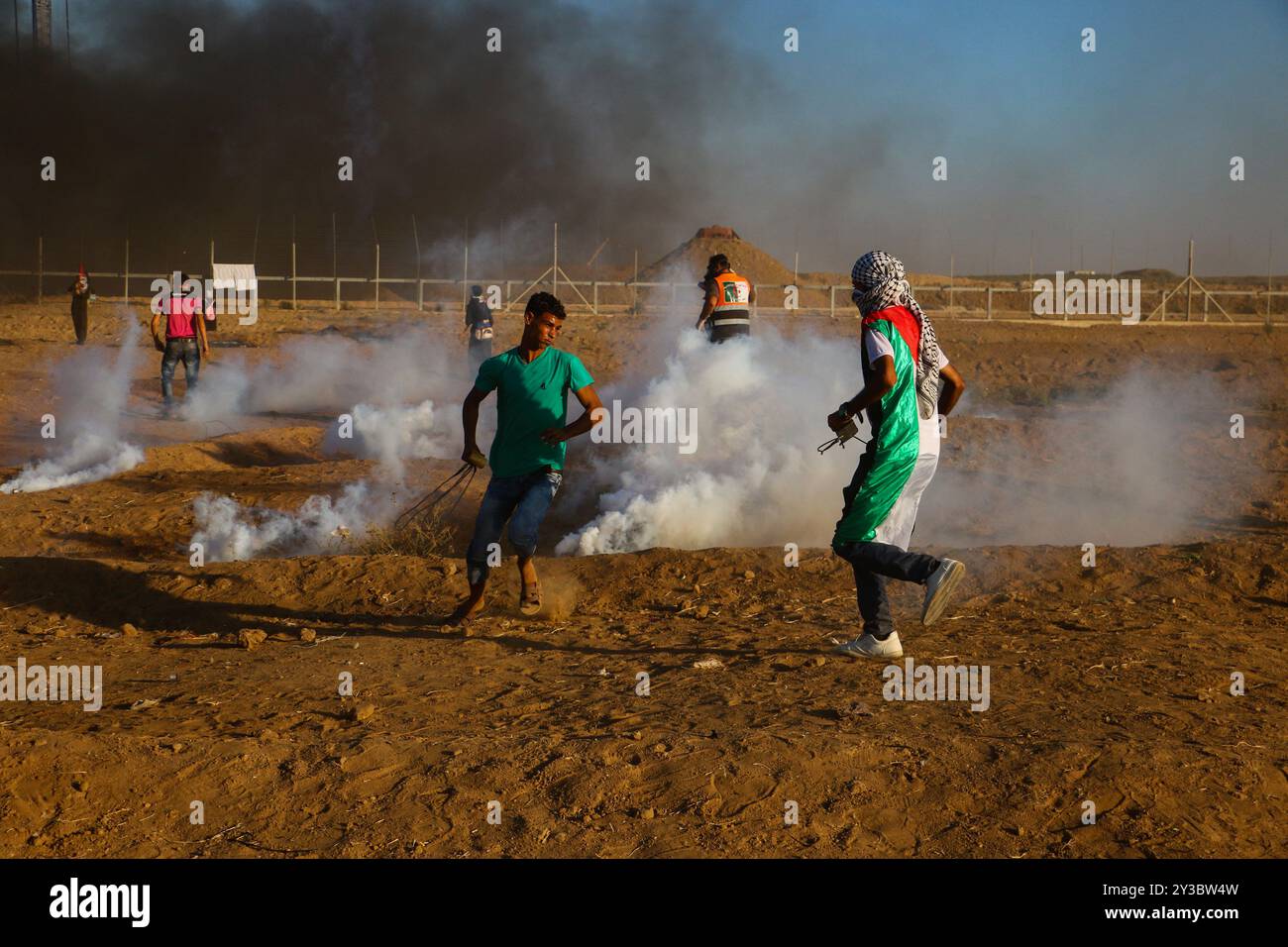 Des dizaines de manifestants palestiniens sont blessés par des tirs à balles réelles israéliens et des gaz lacrymogènes lors d'affrontements le long de la frontière Gaza-Israël à l'est de la ville de Gaza et près de l'avant-poste israélien de Nahal Oz lors du rassemblement de la « Grande Marche du retour » d'aujourd'hui. Selon le ministère de la santé de Gaza, trois Palestiniens, dont un garçon de 12 ans, Shadi Abed Elall, ont été tués par des tirs de l'armée israélienne, tandis que plus de 200 Palestiniens ont été blessés lors des manifestations d'aujourd'hui, dont 120 par des tirs israéliens réels. Environ 13 000 Palestiniens, dont de nombreuses femmes et enfants, ont manifesté aujourd’hui pour le 26ème vendredi consécutif dans plusieurs endroits Banque D'Images
