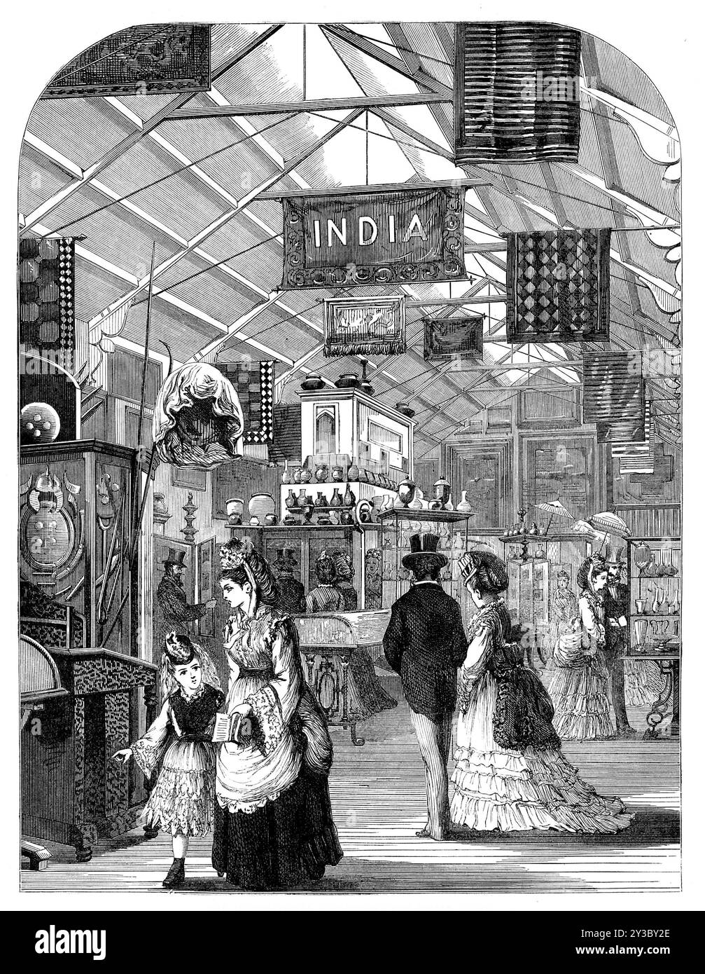 L'exposition internationale de South Kensington : la Cour indienne, 1871. « La partie la plus précieuse des marchandises indiennes présentées ici pour être vues, aux fins de l'instruction dans les arts et les manufactures, doit être les spécimens de la conception ornementale exquise, et de l'exécution délicate, mais forte et substantielle, dans les tissus textiles... il y a... une splendide collection de velours brodés, de satins et de mousselines gossamer ; de kincobs, brillantes d'argent et d'or; de tissus dans lesquels les couleurs les plus brillantes de la nature, les teintes les plus riches de fleurs florales, et les rayons des pierres précieuses les plus brillantes sont d Banque D'Images