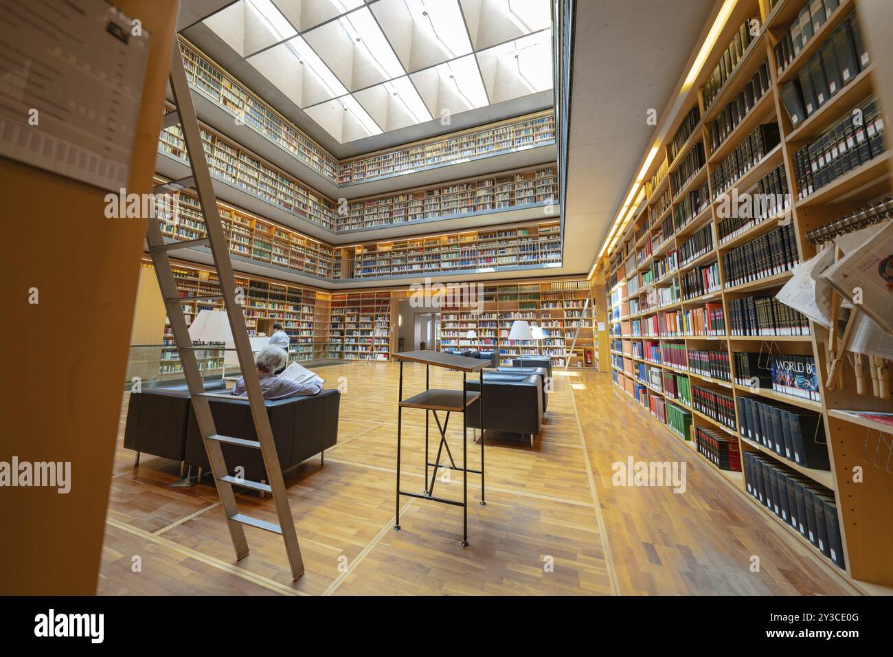 Grande bibliothèque moderne avec des étagères bien approvisionnées, des échelles et un coin lecture confortable, Weimar, Allemagne, Europe Banque D'Images