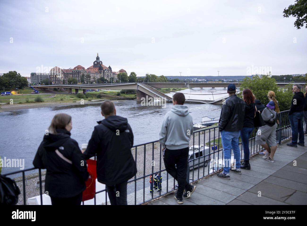 Les passants regardent le pont Carola partiellement effondré depuis le Koenigsufer Terrassen à Dresde, 11/09/2024 Banque D'Images