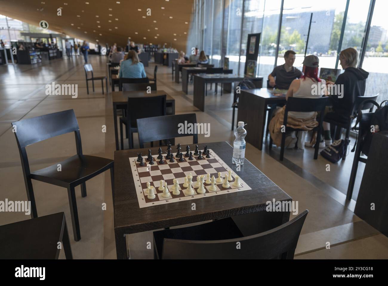 Jeu d'échecs sur une table, rez-de-chaussée, Bibliothèque centrale et Centre culturel d'Oodi, design par ALA Architects, Helsinki, Finlande, Europe Banque D'Images