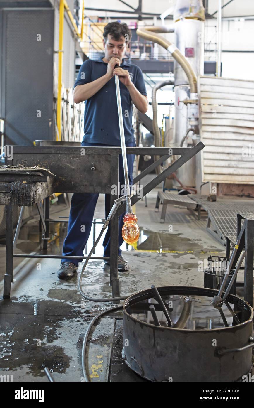 Souffleur de verre, 46 ans, au travail, Royal Glass Factory la Granja de San Ildefonso, Province de Ségovie, Castille-et-Léon, Espagne, Europe Banque D'Images