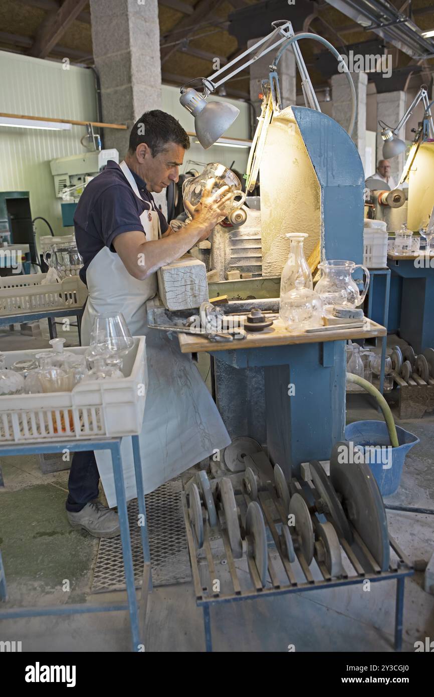 Coupe-verre, 57 ans, au travail, Royal Glass Factory la Granja de San Ildefonso, Province de Ségovie, Castille-et-Léon, Espagne, Europe Banque D'Images