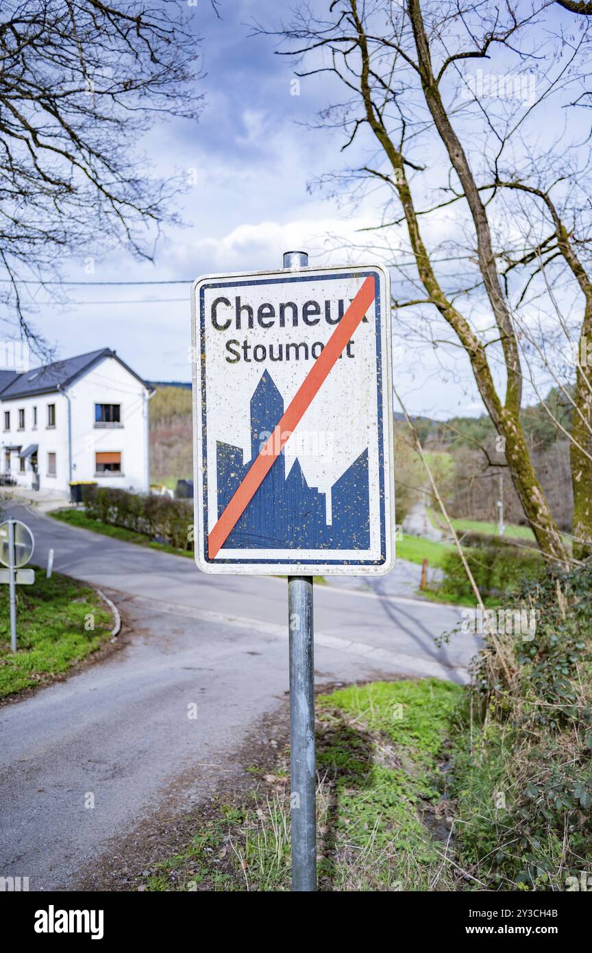 Panneau Cheneux Stoumont à côté du bunker de Cheneux, vue sur la rue et la célèbre maison qui a été en partie détruite pendant la guerre, 2ème monde Banque D'Images