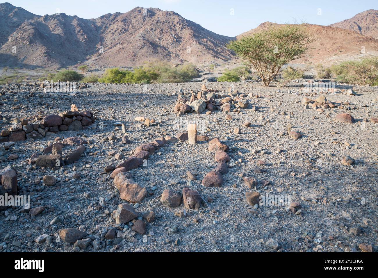 Ancienne tombe musulmane dans les montagnes du Hajar, délimitée par des pierres, représentant un lien culturel avec le passé et les pratiques funéraires sacrées d'autrefois Banque D'Images