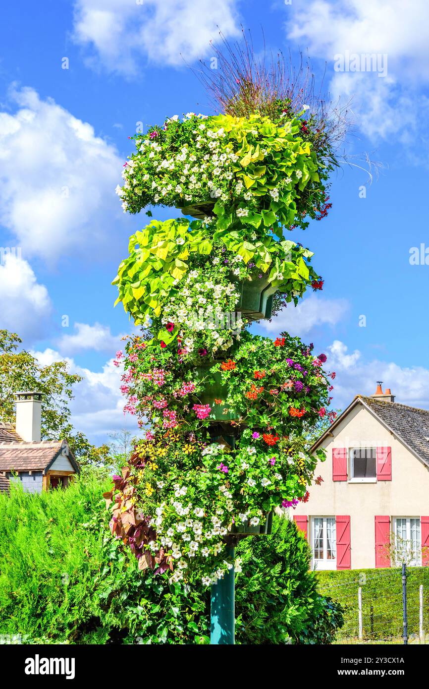 Porte-plante décoratif autour du lampadaire village - Bossay-sur-Claise, Indre-et-Loire (37), France. Banque D'Images