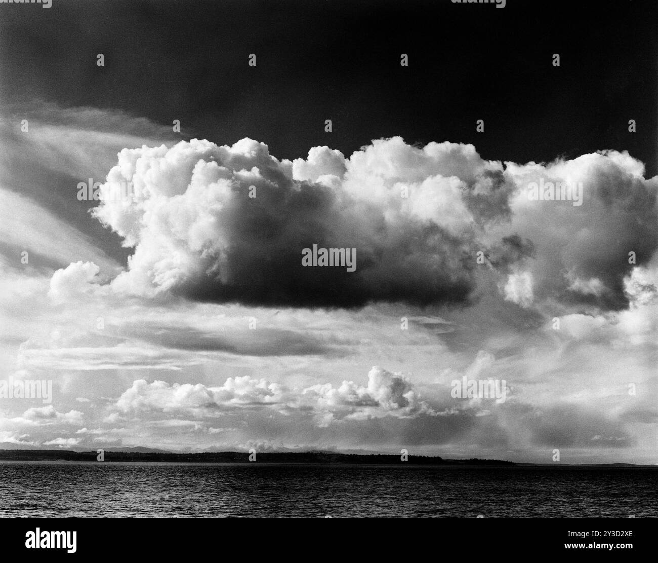 BW02065-00....WASHINGTON - nuages au-dessus du Puget Sound, mer des Salish. Banque D'Images