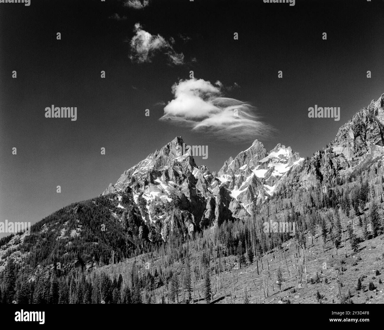 BW02086-00..... WYOMING - nuages au-dessus du Grand Teton dans le parc national de Grand Teton. Banque D'Images