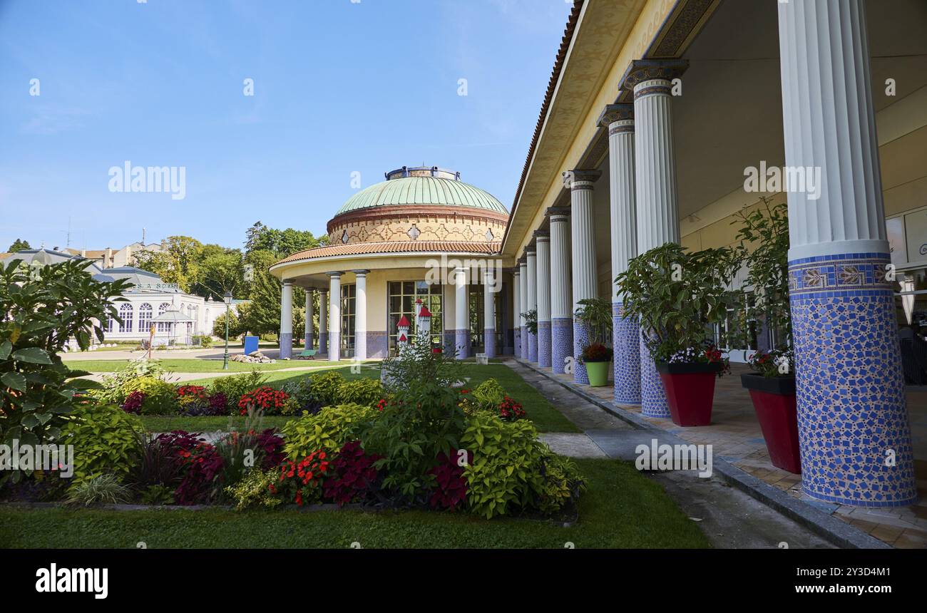 Thermes de Contrexeville, thermes de Contrexeville, vue extérieure de bâtiment historique avec galerie publique et buverie. Galerie thermale Banque D'Images