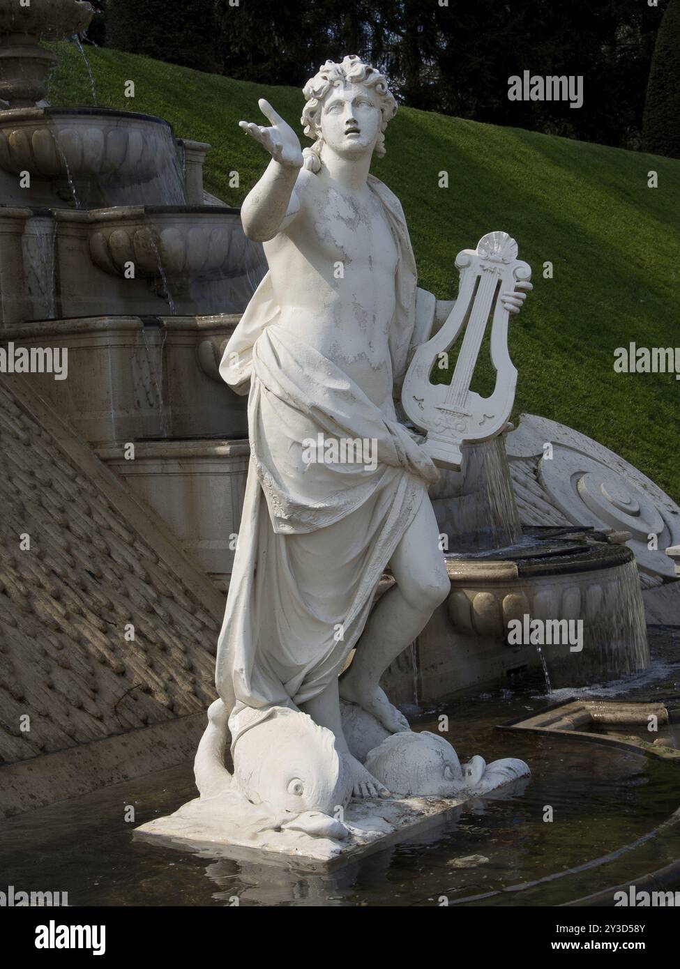 Statue en marbre d'un artiste classique avec une lyre, entourée d'un paysage soigné, Apeldoorn, pays-Bas Banque D'Images