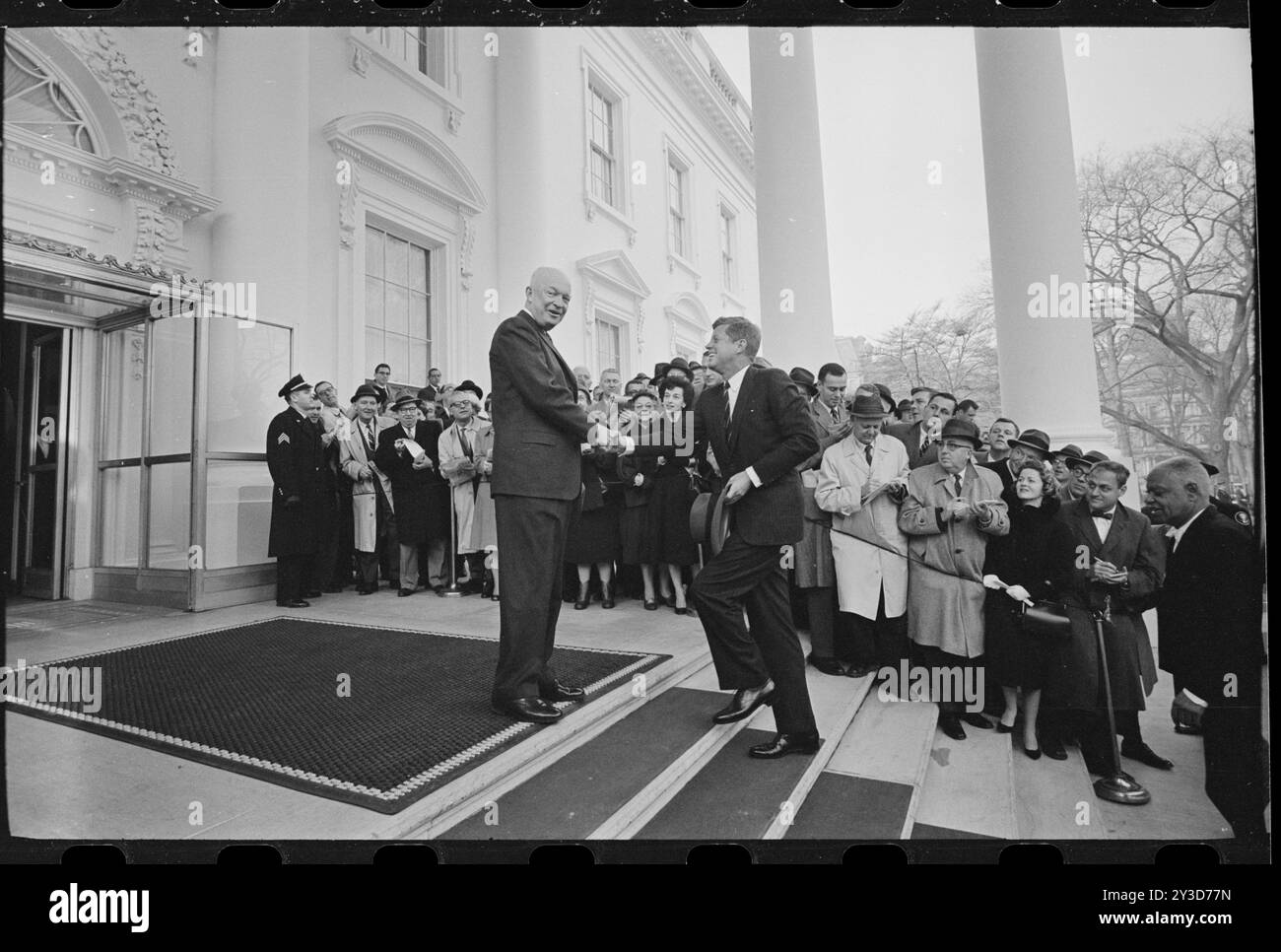 Le président Dwight d Eisenhower (1890-1969) serrant la main avec le sourire président élu John F. Kennedy (1917-1963) sur les marches de la Maison Blanche, Washington, District de Columbia, 6 décembre 1960. Photo de Warren K Leffler/U S News and World Report Magazine Photograph Collection Banque D'Images