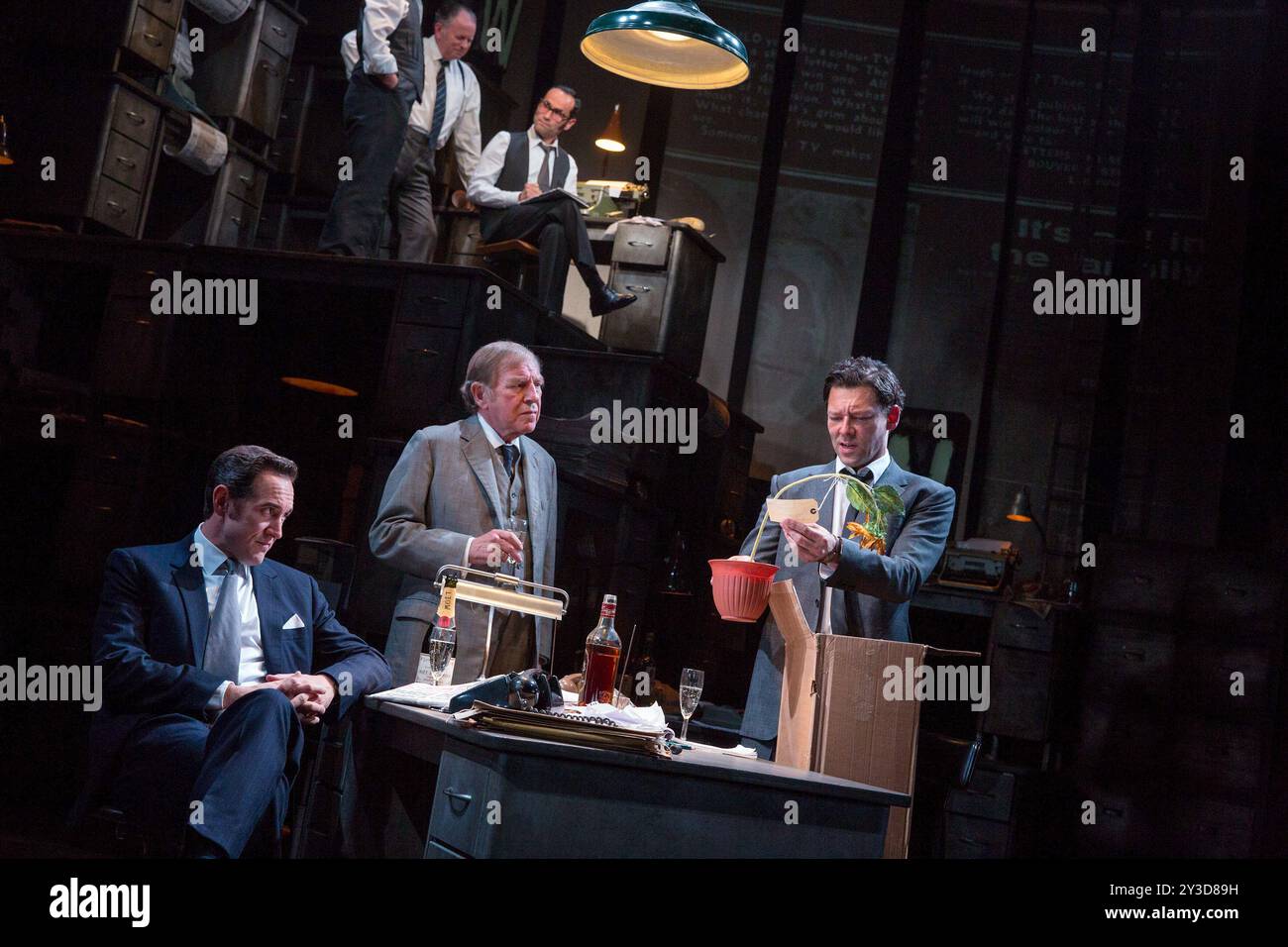 de gauche à droite : Bertie Carvel (Rupert Murdoch), Geoffrey Freshwater (Sir Alick McKay), Richard Coyle (Larry Lamb) à L'ENCRE de James Graham au Almeida Theatre, Londres N1 27/06/2017 design : Bunny Christie éclairage : Neil Austin réalisateur : Rupert Goold Banque D'Images