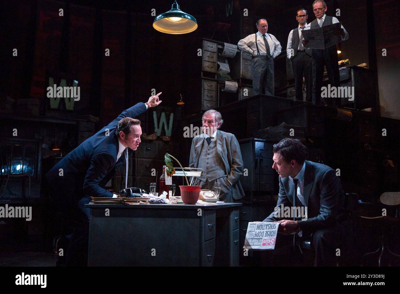 de gauche à droite : Bertie Carvel (Rupert Murdoch), Geoffrey Freshwater (Sir Alick McKay), Richard Coyle (Larry Lamb) à L'ENCRE de James Graham au Almeida Theatre, Londres N1 27/06/2017 design : Bunny Christie éclairage : Neil Austin réalisateur : Rupert Goold Banque D'Images