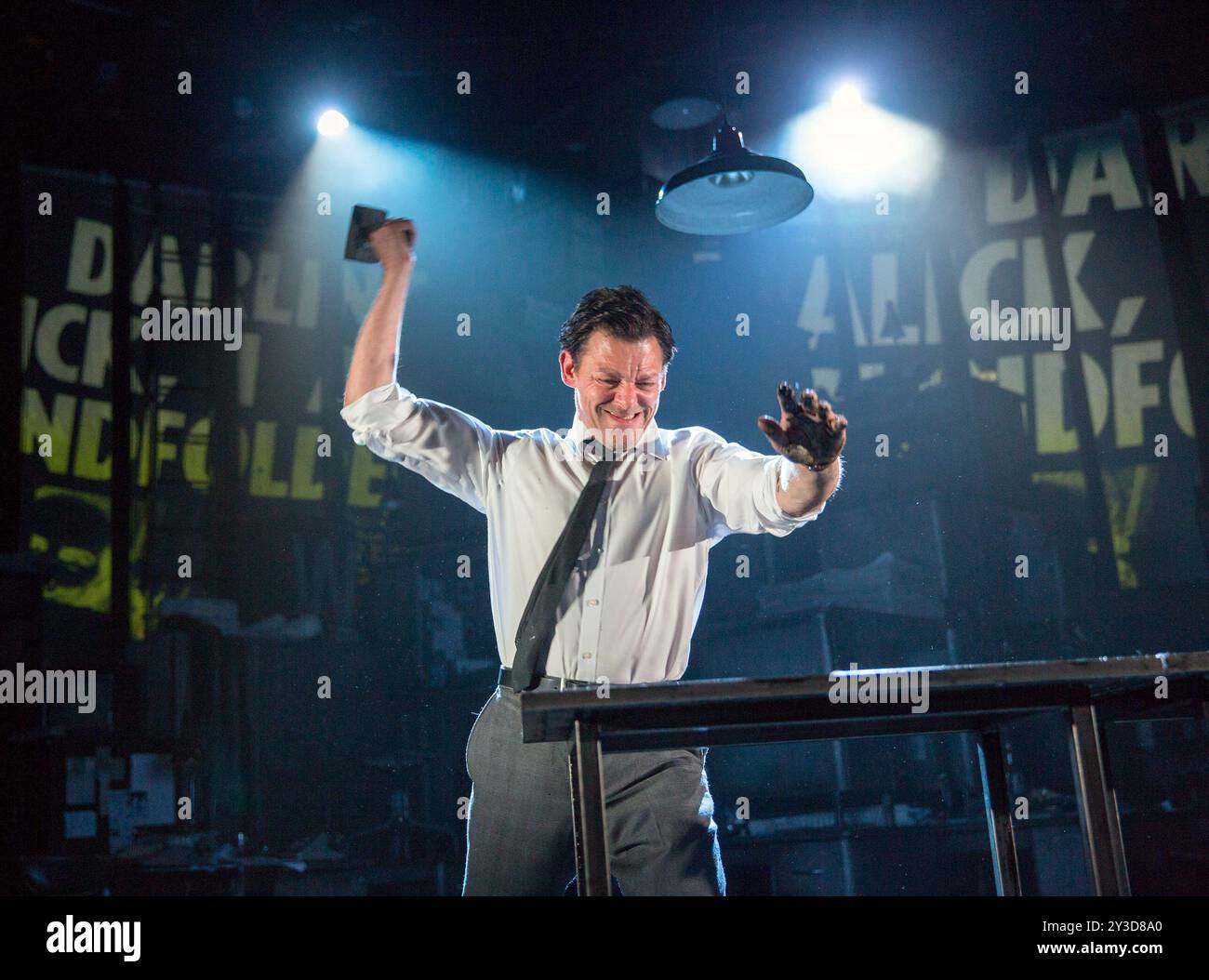 Briser la galère d'un compositeur : Richard Coyle (Larry Lamb - rédacteur en chef de The Sun) à L'ENCRE par James Graham au Almeida Theatre, Londres N1 27/06/2017 design : Bunny Christie éclairage : Neil Austin réalisateur : Rupert Goold Banque D'Images