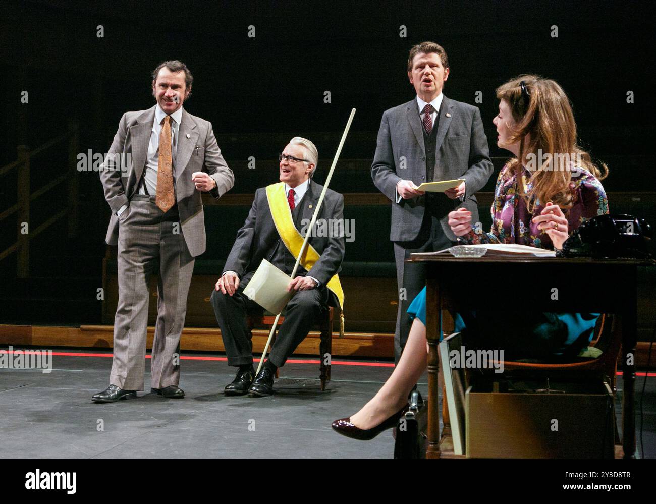 de gauche à droite : Phil Daniels (Bob Mellish), David Hounslow (Joe Harper), Reece Dinsdale (Walter Harrison), Lauren O'Neil (Ann Taylor) dans CETTE MAISON de James Graham au Olivier Theatre, National Theatre (NT), Londres SE1 28/02/2013 design : Rae Smith éclairage : Paul Anderson réalisateur : Jeremy Herrin Banque D'Images