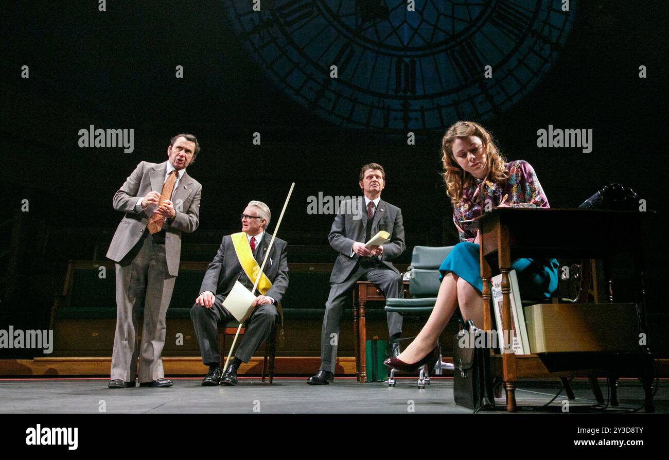 de gauche à droite : Phil Daniels (Bob Mellish), David Hounslow (Joe Harper), Reece Dinsdale (Walter Harrison), Lauren O'Neil (Ann Taylor) dans CETTE MAISON de James Graham au Olivier Theatre, National Theatre (NT), Londres SE1 28/02/2013 design : Rae Smith éclairage : Paul Anderson réalisateur : Jeremy Herrin Banque D'Images