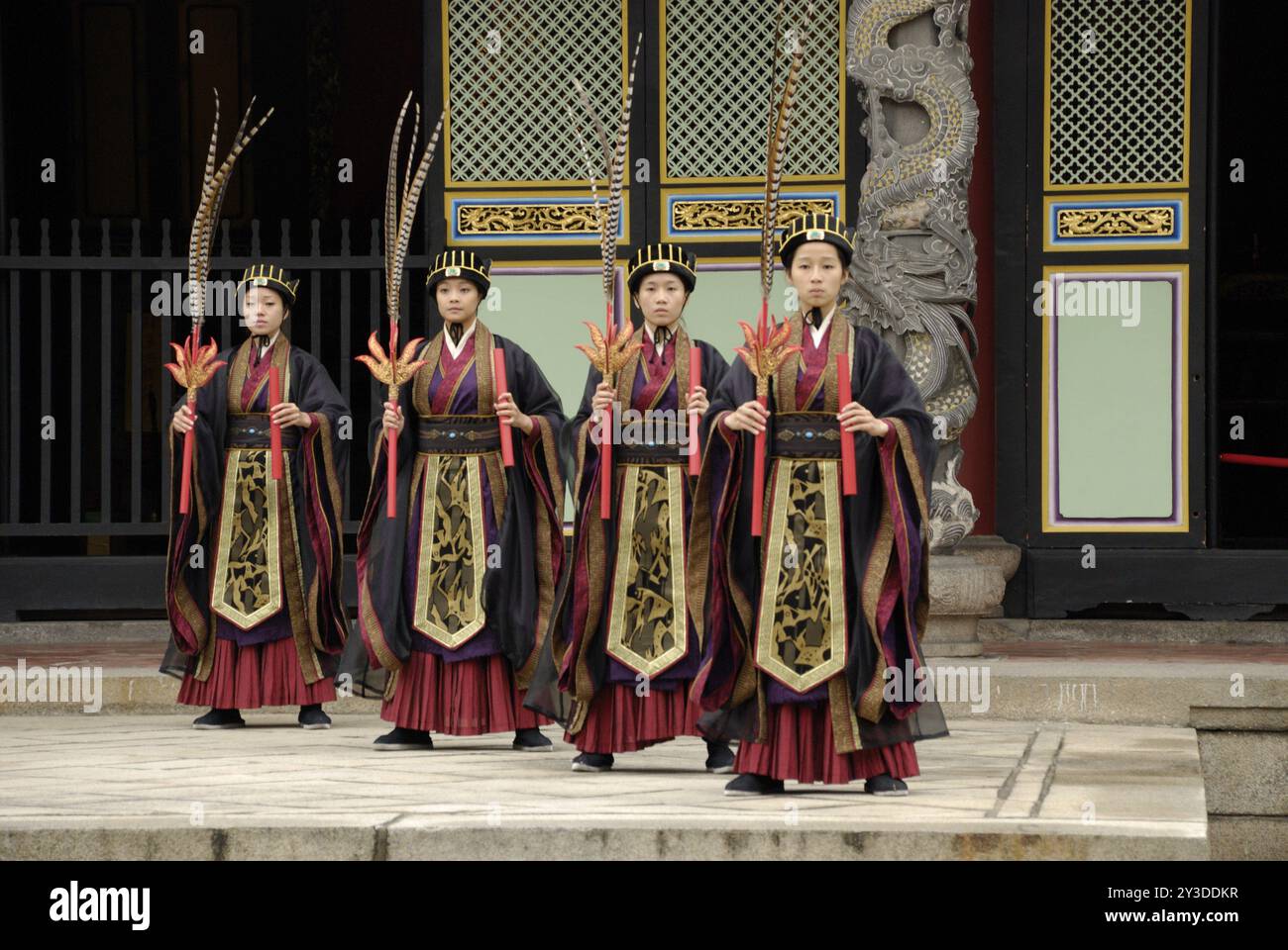 Ya Yue danseurs devant le temple confucéen, Taibei, Taiwan, Asie Banque D'Images