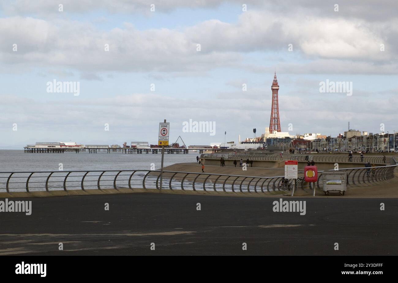 Blackpool, Lancashire, Royaume-Uni, 5 mars 2022 : vue panoramique de l'extrémité sud de blackpool avec les bâtiments de la jetée centrale et la tour avec un blu Banque D'Images