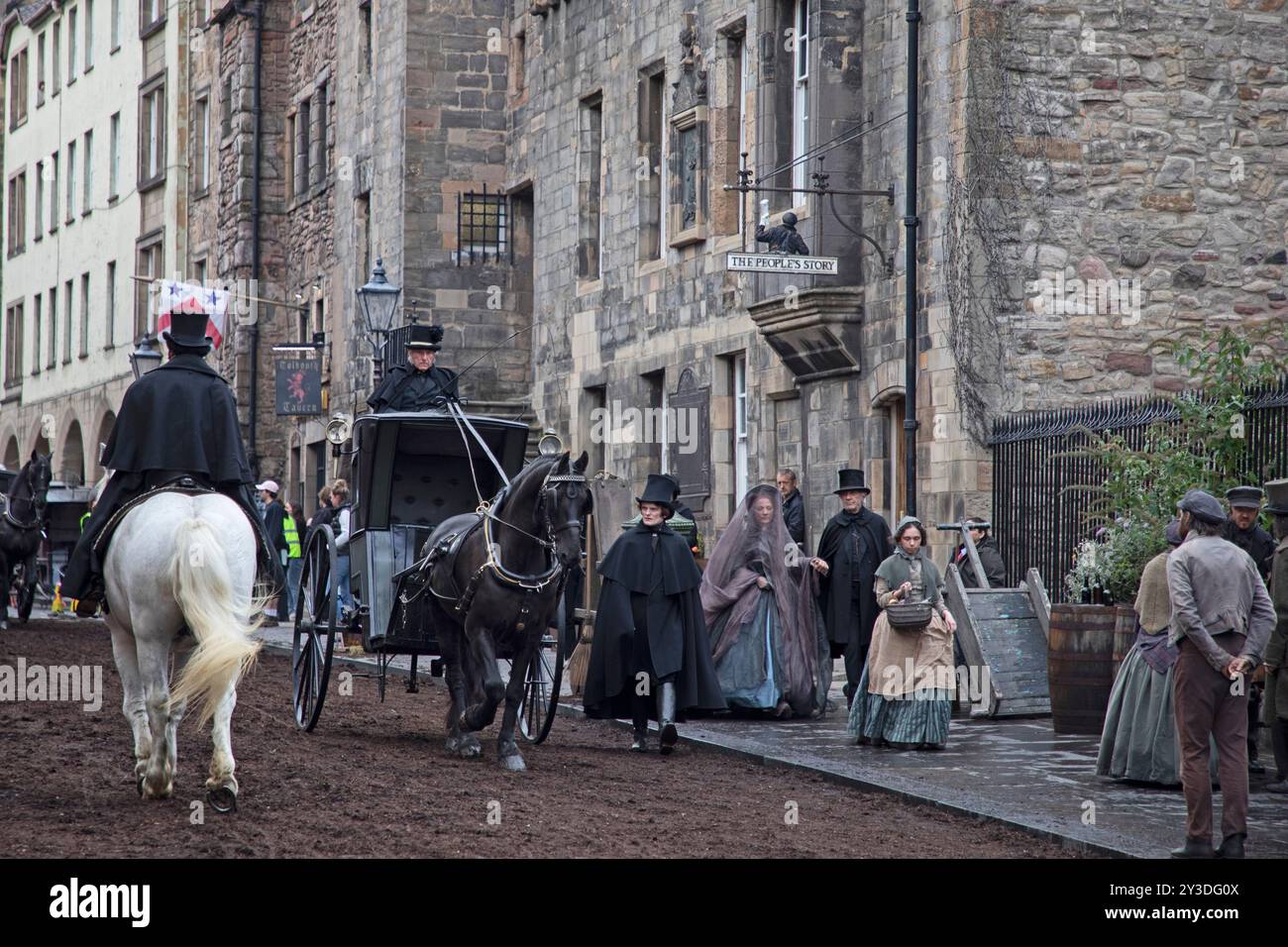 Édimbourg, Écosse, Royaume-Uni. 13 septembre 2024. Activité de tournage autour du Canongate à Royal Mile pour le prochain film Frankenstein dans le centre-ville de la capitale écossaise. Sur la photo : les accessoires et la marche sur les artistes (extras) en costume qui ont participé au tournage maintiennent les visiteurs du Royal Mile intéressés par les événements. La moitié inférieure du Canongate devrait être fermée à la circulation pendant deux jours à compter du 13 septembre 2024. Credit : Archwhite/Alamy Live news. Banque D'Images