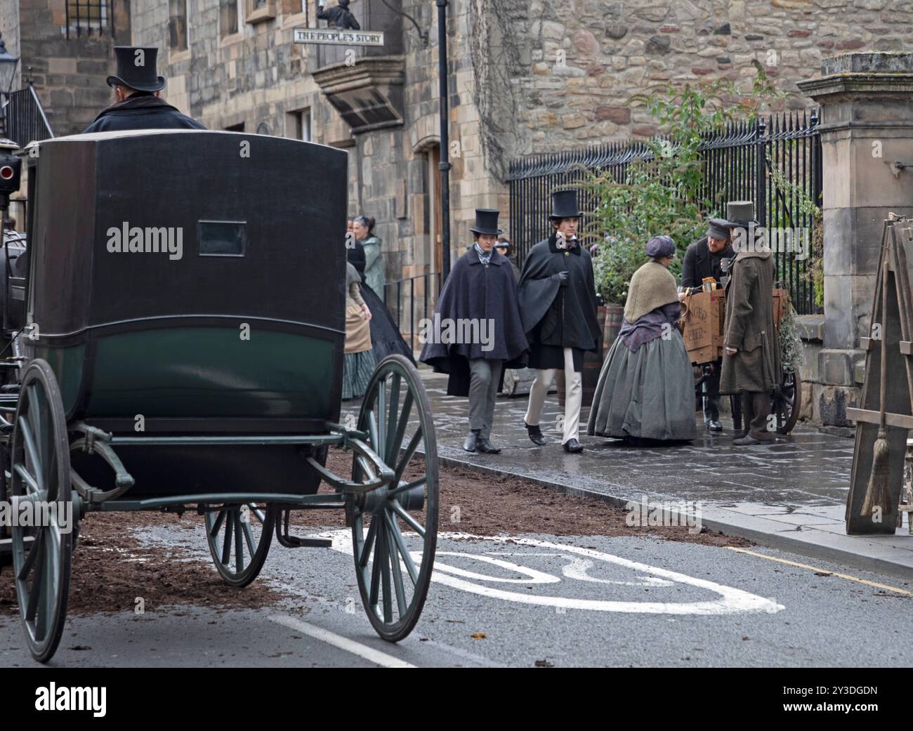 Édimbourg, Écosse, Royaume-Uni. 13 septembre 2024. Activité de tournage autour du Canongate à Royal Mile pour le prochain film Frankenstein dans le centre-ville de la capitale écossaise. Sur la photo : les accessoires et la marche sur les artistes (extras) en costume qui ont participé au tournage maintiennent les visiteurs du Royal Mile intéressés par les événements. La moitié inférieure du Canongate devrait être fermée à la circulation pendant deux jours à compter du 13 septembre 2024. Credit : Archwhite/Alamy Live news. Banque D'Images