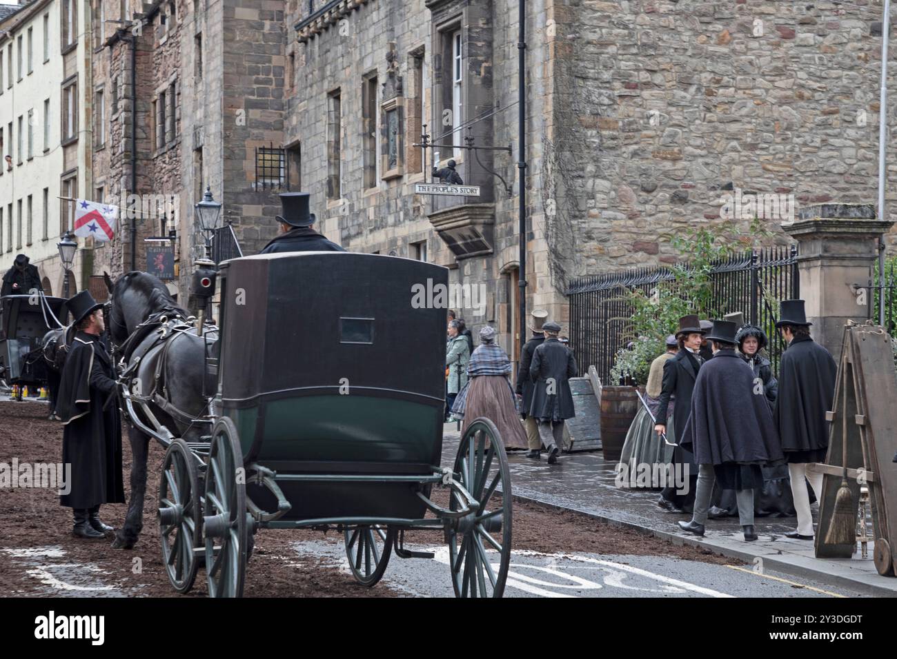 Édimbourg, Écosse, Royaume-Uni. 13 septembre 2024. Activité de tournage autour du Canongate à Royal Mile pour le prochain film Frankenstein dans le centre-ville de la capitale écossaise. Sur la photo : les accessoires et la marche sur les artistes (extras) en costume qui ont participé au tournage maintiennent les visiteurs du Royal Mile intéressés par les événements. La moitié inférieure du Canongate devrait être fermée à la circulation pendant deux jours à compter du 13 septembre 2024. Credit : Archwhite/Alamy Live news. Banque D'Images