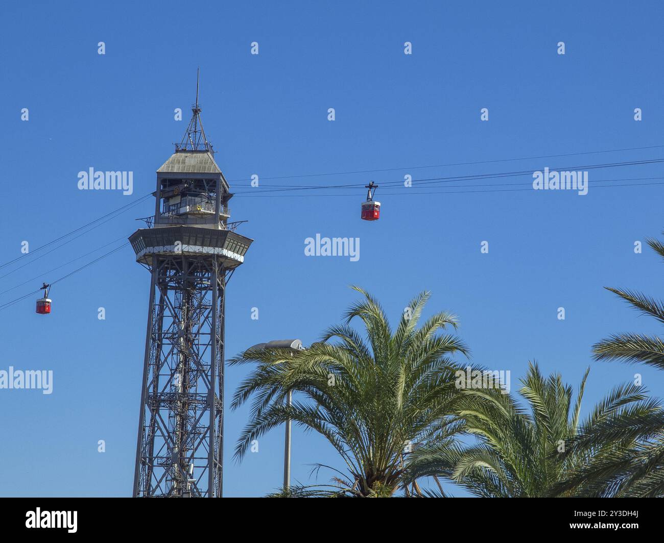 Téléphérique et tour d'observation métallique à côté des palmiers sous un ciel clair, barcelone, mer méditerranée, espagne Banque D'Images