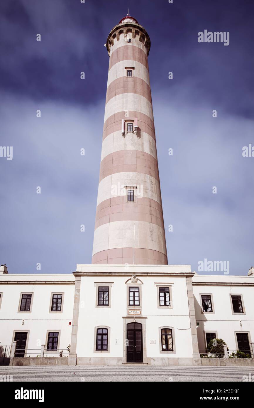 Majestueux phare de Praia da Barra contre ciel bleu clair (Aveiro, Portugal) Banque D'Images