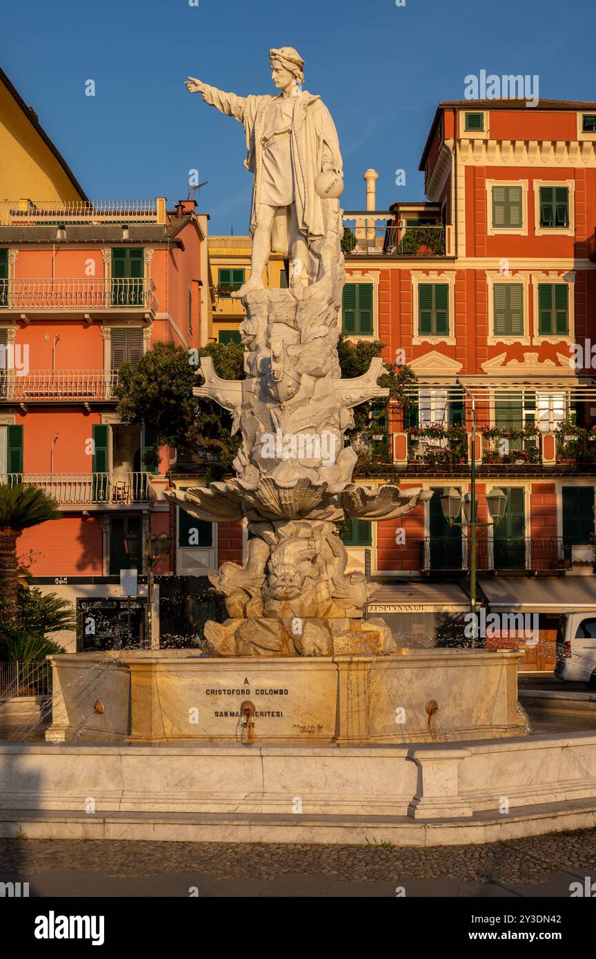 Santa Margherita Ligure, Italie - 10 août 2024 : le soleil tôt le matin réchauffe l'état de Christophe Colomb à Santa Margherita. Banque D'Images