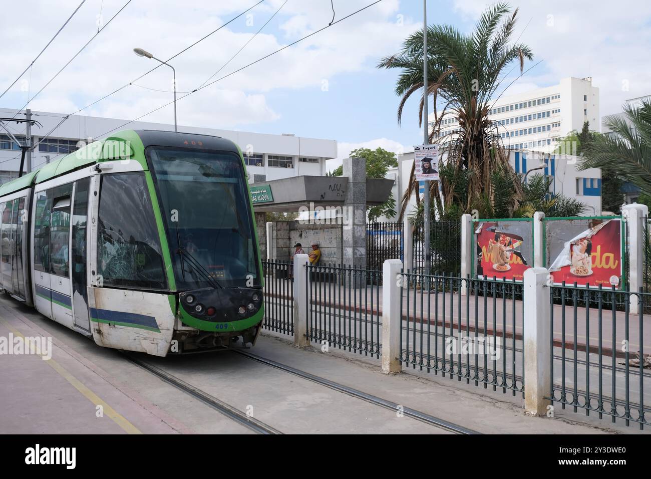 Le tramway pénètre à la gare de Bab Alioua à Tunis, qui fait partie du réseau de transports publics efficace de la capitale tunisienne Banque D'Images