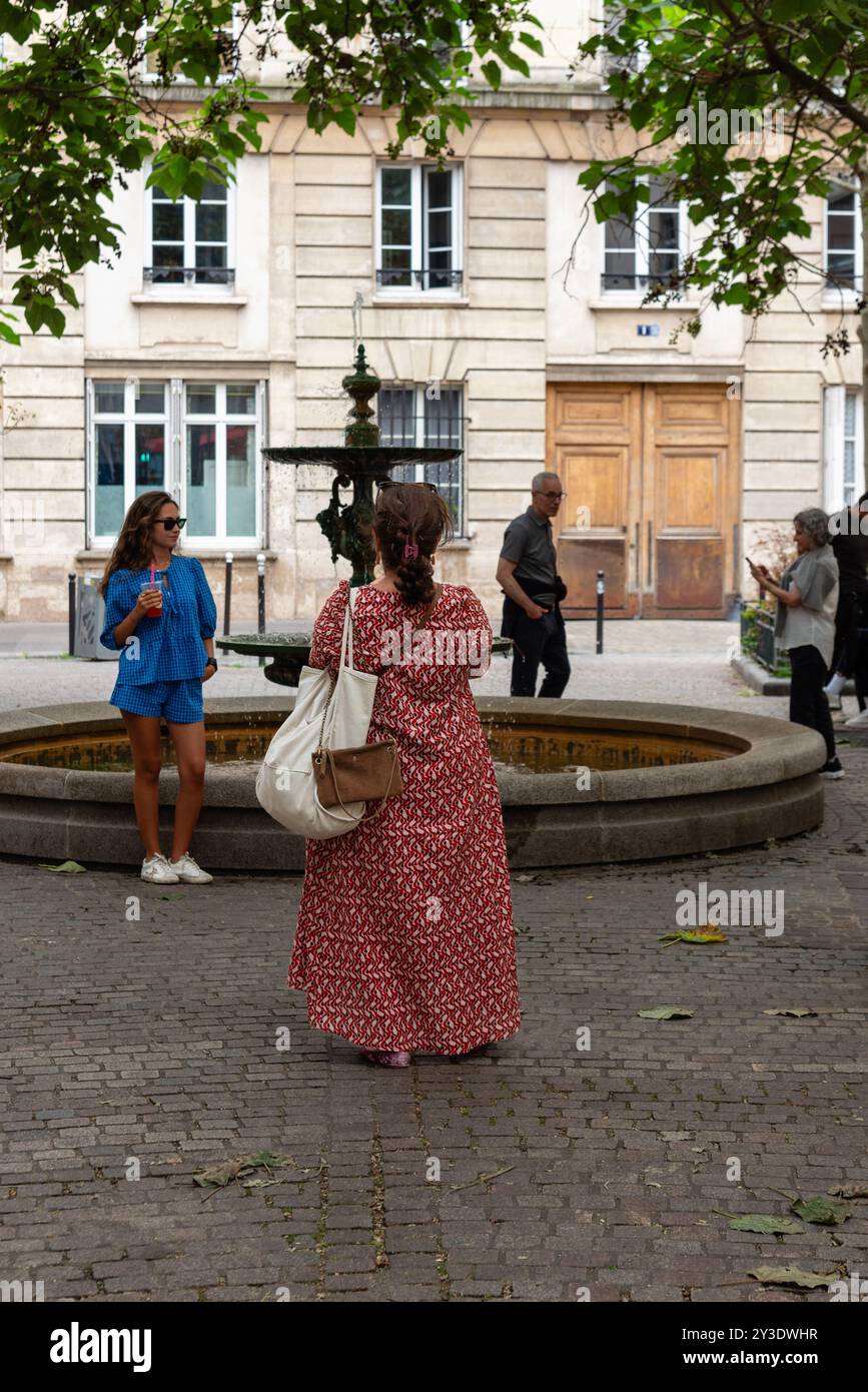 Les touristes visitent la place de l’Estrapade, lieu de tournage de la série à succès Netflix « Emily in Paris ». Paris, France, 23 août 2024. Banque D'Images