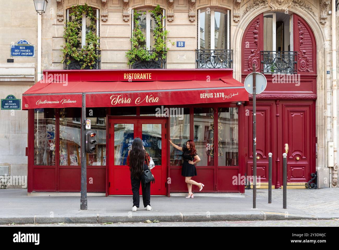 Une femme pose devant « Terra Nera », un célèbre lieu de tournage de la série à succès de Netflix « Emily in Paris ». Paris, France, 23 août 2024. Banque D'Images