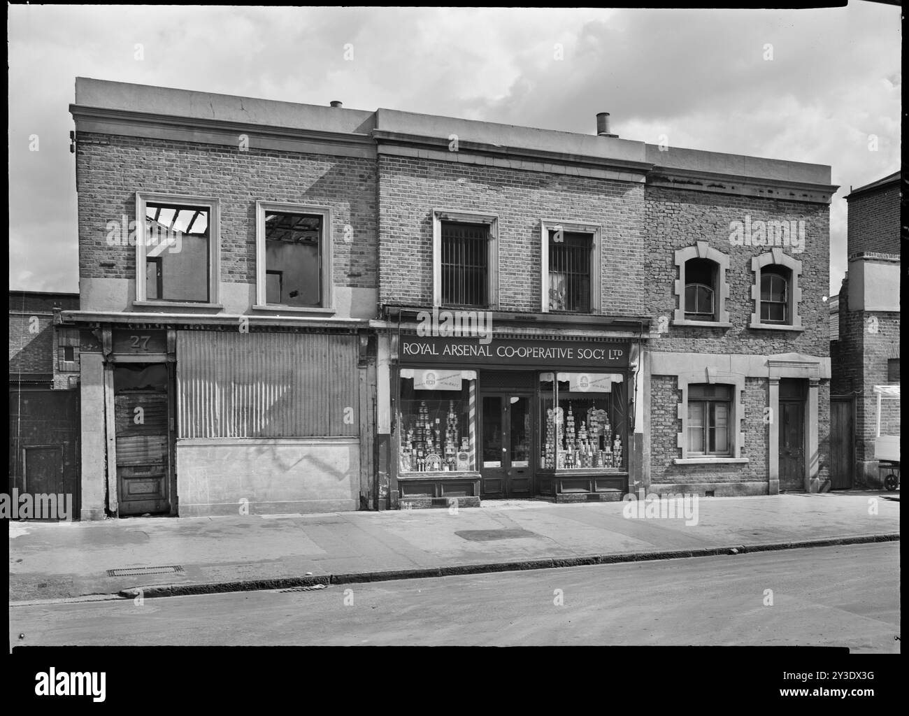 Viceroy Road, South Lambeth, Lambeth, Greater London Authority, 1954. Les élévations avant du numéro 27-31 Viceroy Road, Lambeth montrant les dommages causés pendant la seconde Guerre mondiale. Ceci fait partie d'une série de photographies prises pour montrer les dommages causés par la bombe à la propriété sur Viceroy Road. Cette partie de la route Viceroy a été réaménagée dans la seconde moitié du XXe siècle. Banque D'Images