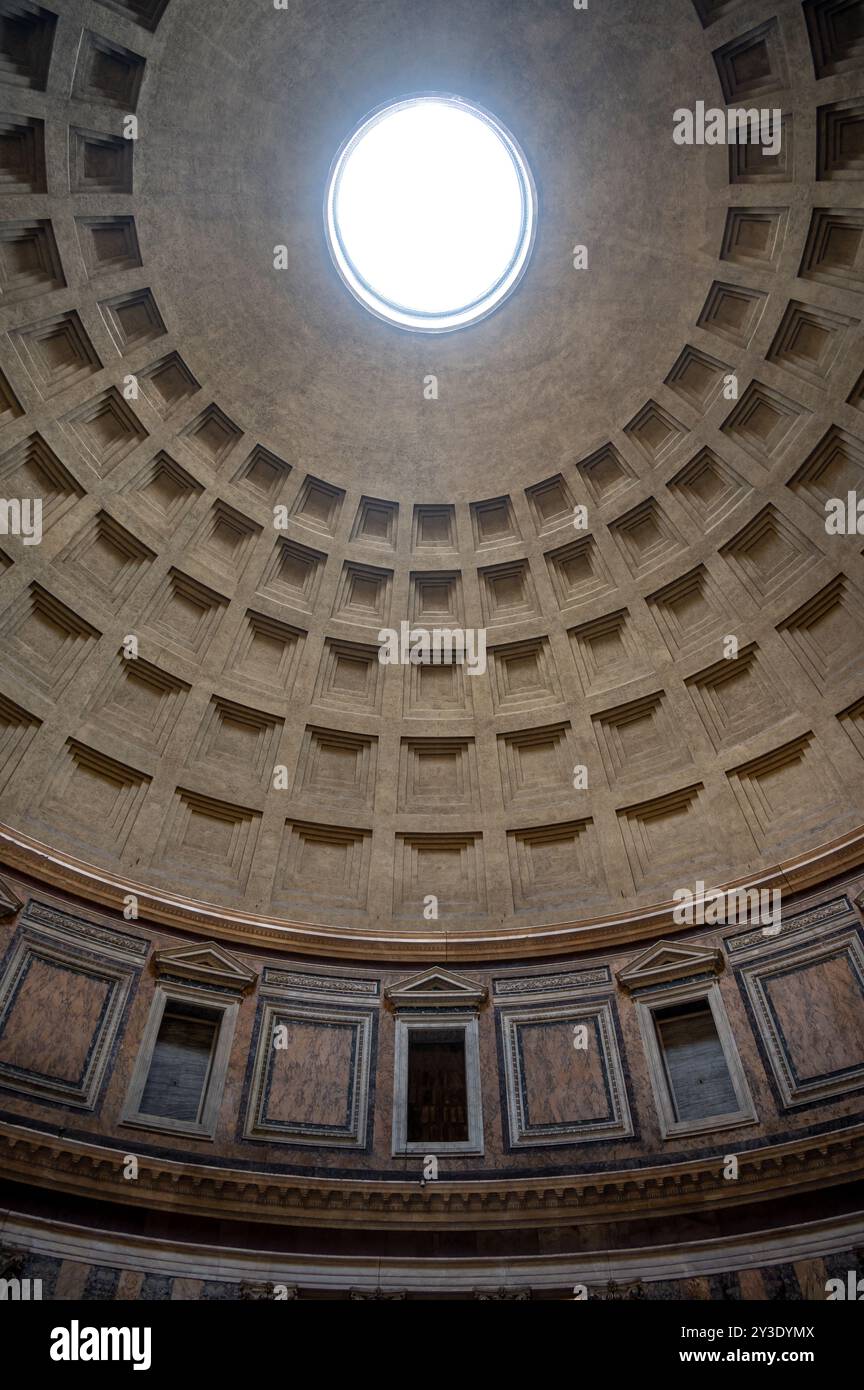 Rome, Italie - 15 août 2024 : à l'intérieur du Panthéon de Rome, le célèbre temple construit par Hadrien en 126. Banque D'Images