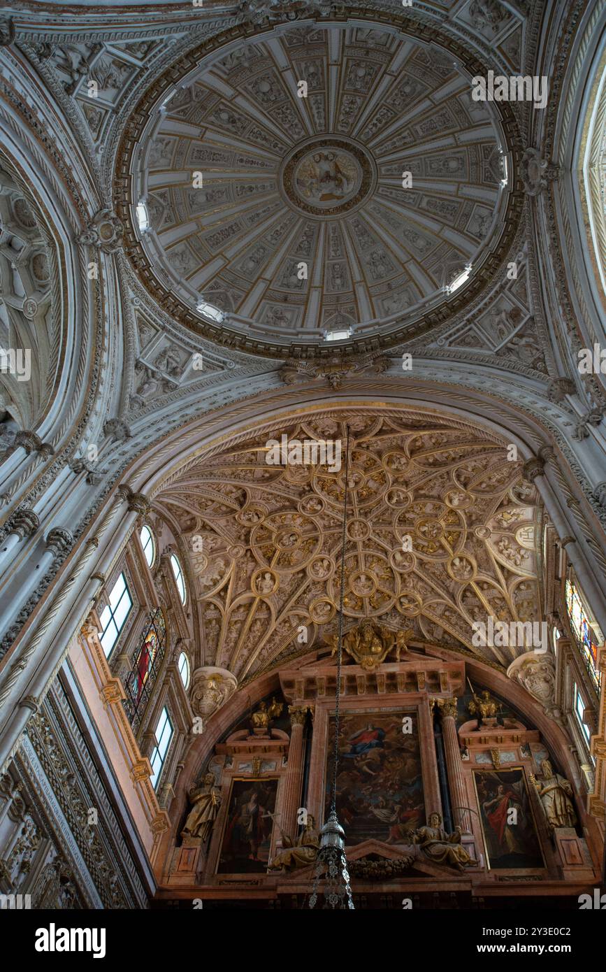 La Mezquita, l'ancienne Grande Mosquée islamique de Cordoue buil en 785, convertie en cathédrale catholique notre-Dame de l'Assomption en 1236, Cordoue, Espagne, 2023. Banque D'Images