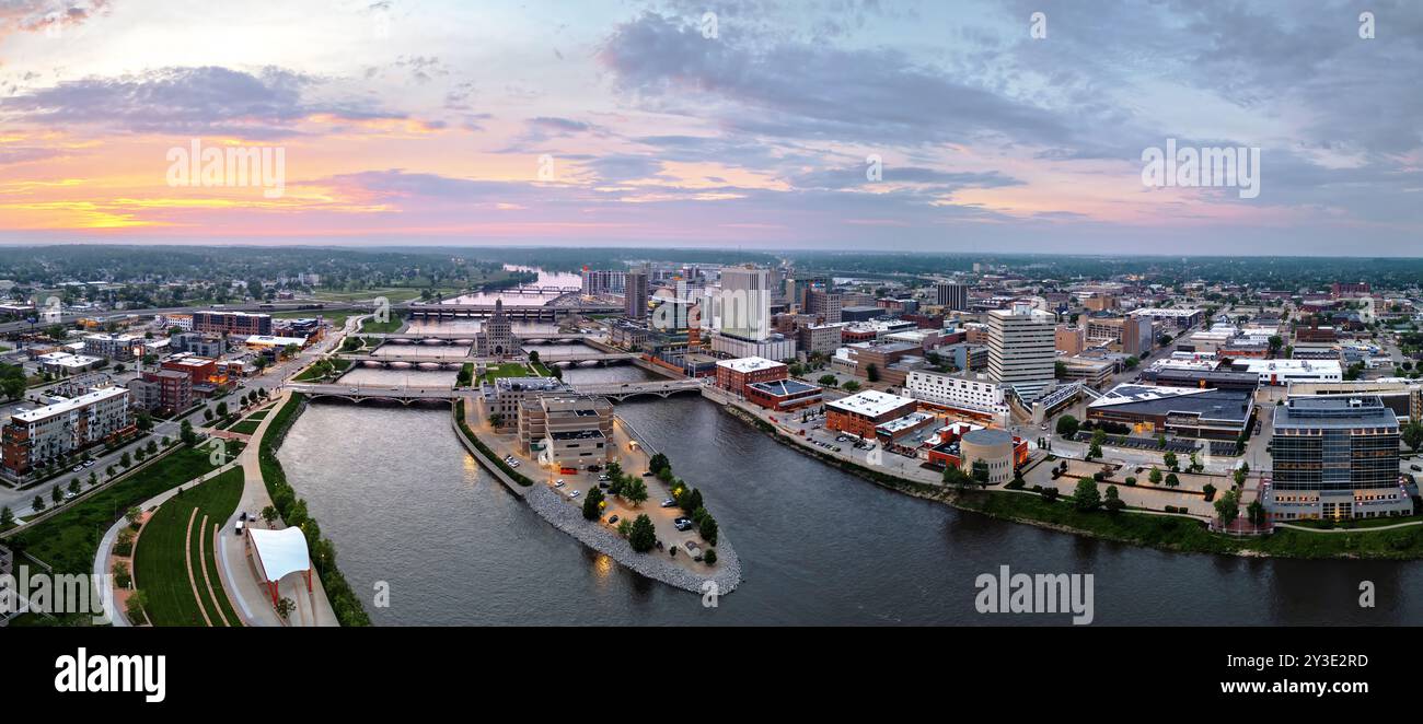 Cedar Rapids, Iowa, USA paysage urbain sur la rivière Cedar au crépuscule. Banque D'Images