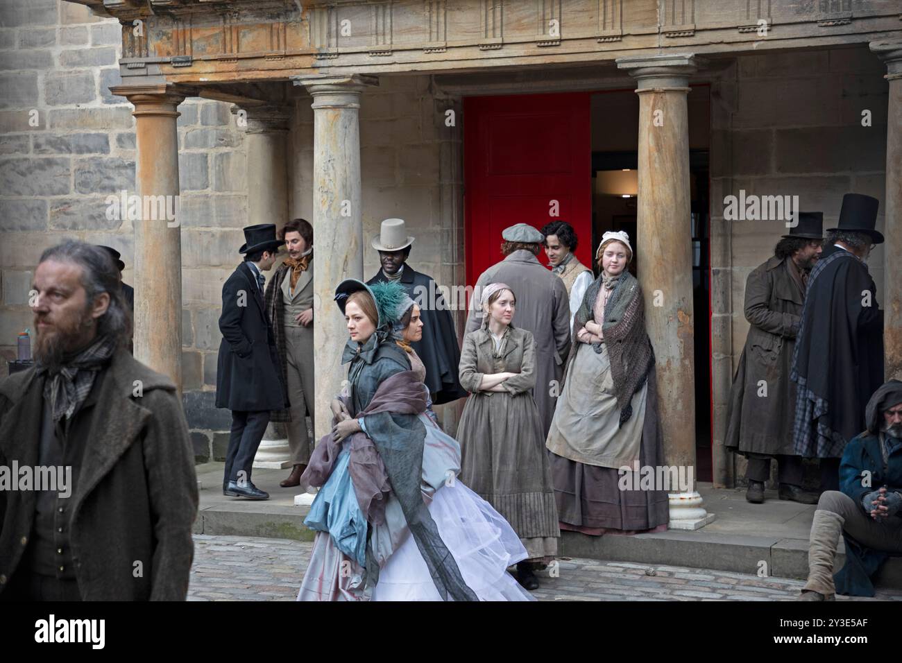 Édimbourg, Écosse, Royaume-Uni. 13 septembre 2024. Activité de tournage autour du Canongate à Royal Mile pour le prochain film Frankenstein dans le centre-ville de la capitale écossaise. Sur la photo : les accessoires et la marche sur les artistes (extras) en costume qui ont participé au tournage maintiennent les visiteurs du Royal Mile intéressés par les événements. La moitié inférieure du Canongate devrait être fermée à la circulation pendant deux jours à compter du 13 septembre 2024. Credit : Archwhite / Alamy Live news. Banque D'Images