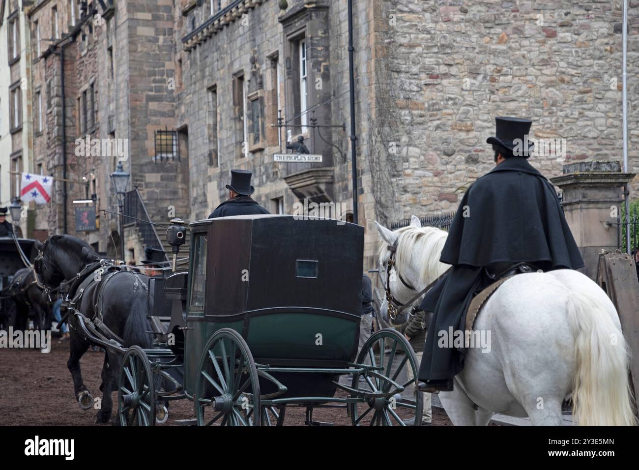 Édimbourg, Écosse, Royaume-Uni. 13 septembre 2024. Activité de tournage autour du Canongate à Royal Mile pour le prochain film Frankenstein dans le centre-ville de la capitale écossaise. Sur la photo : les accessoires et la marche sur les artistes (extras) en costume qui ont participé au tournage maintiennent les visiteurs du Royal Mile intéressés par les événements. La moitié inférieure du Canongate devrait être fermée à la circulation pendant deux jours à compter du 13 septembre 2024. Credit : Archwhite / Alamy Live news. Banque D'Images