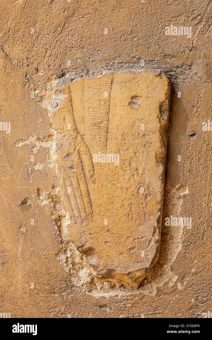 Egypte, Saqqara Sud, roi Pepi II temple funéraire relief : Une déesse traite le roi. Banque D'Images