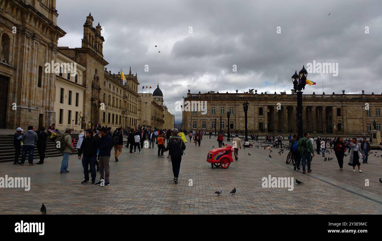 Bogota, Colombie. 8-28-2024.Colombiens nourrissant les pigeons sur la Plaza Simon Bolivar, en face de l'église. Photo par : José Bula Urrutia Banque D'Images